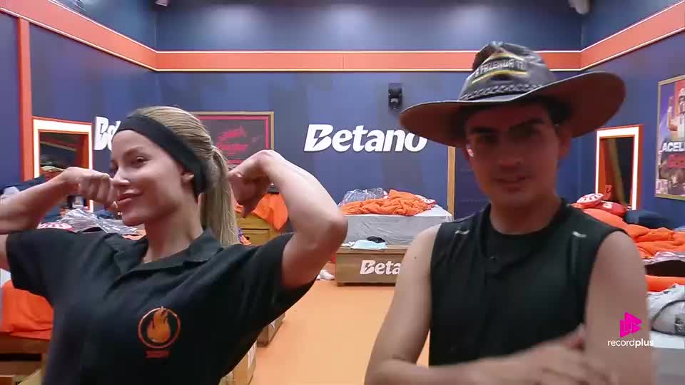 Dudu e Saory desfilam pelo quarto e simulam comemoração em pódio | A Fazenda 17