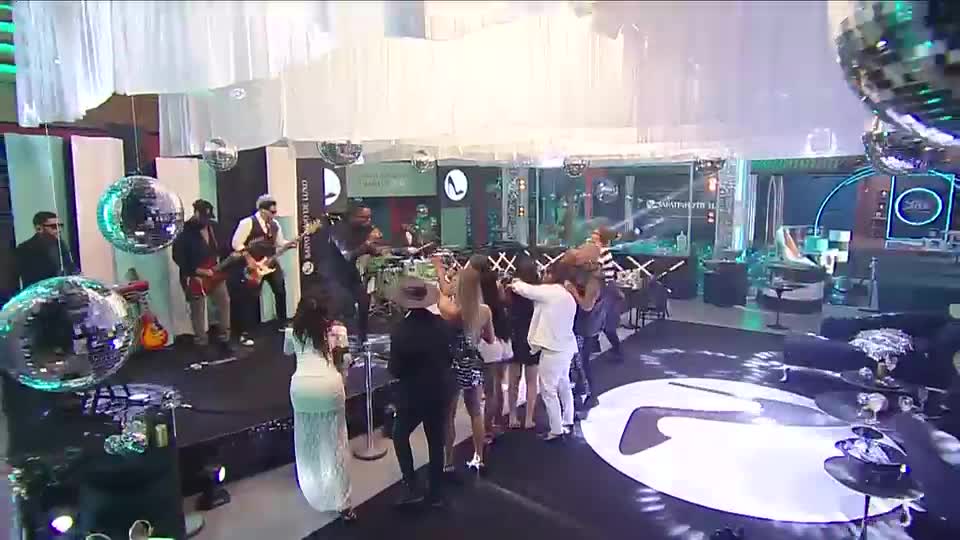 Serial Funkers agita o baile do Top 9 em A Fazenda 17