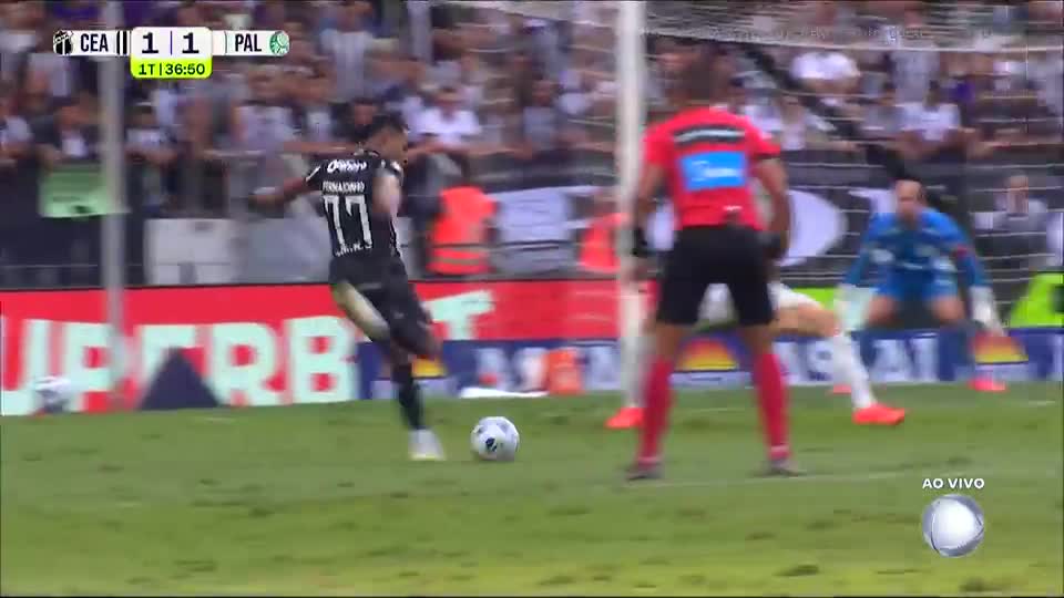 Salva, Lomba! Fernandinho faz fila na zaga do Palmeiras e goleiro impede golaço