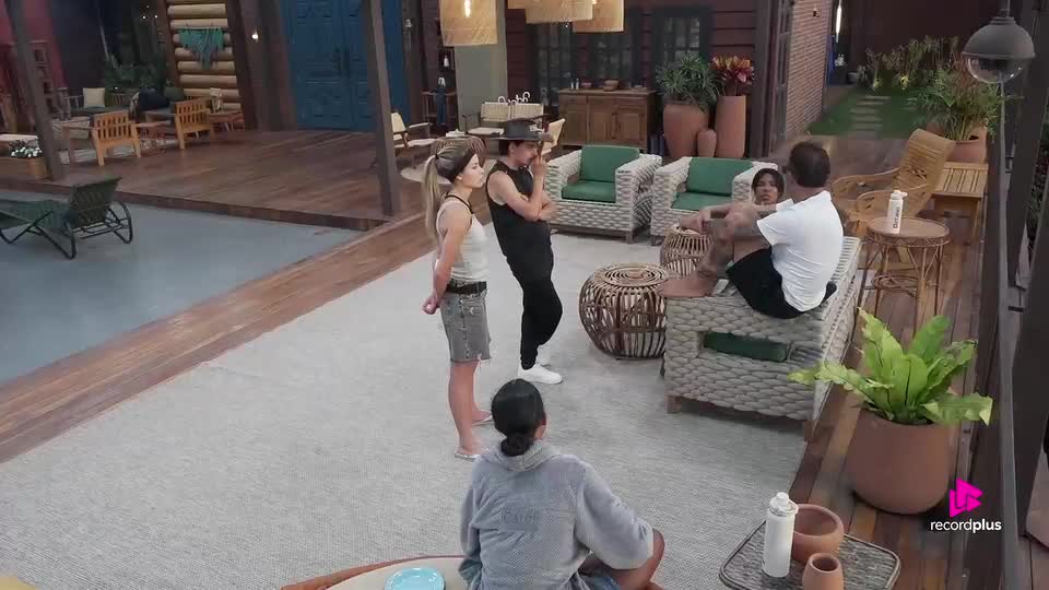 Peões debatem sobre reta final de reality: 'Vai ser babado' | A Fazenda 17