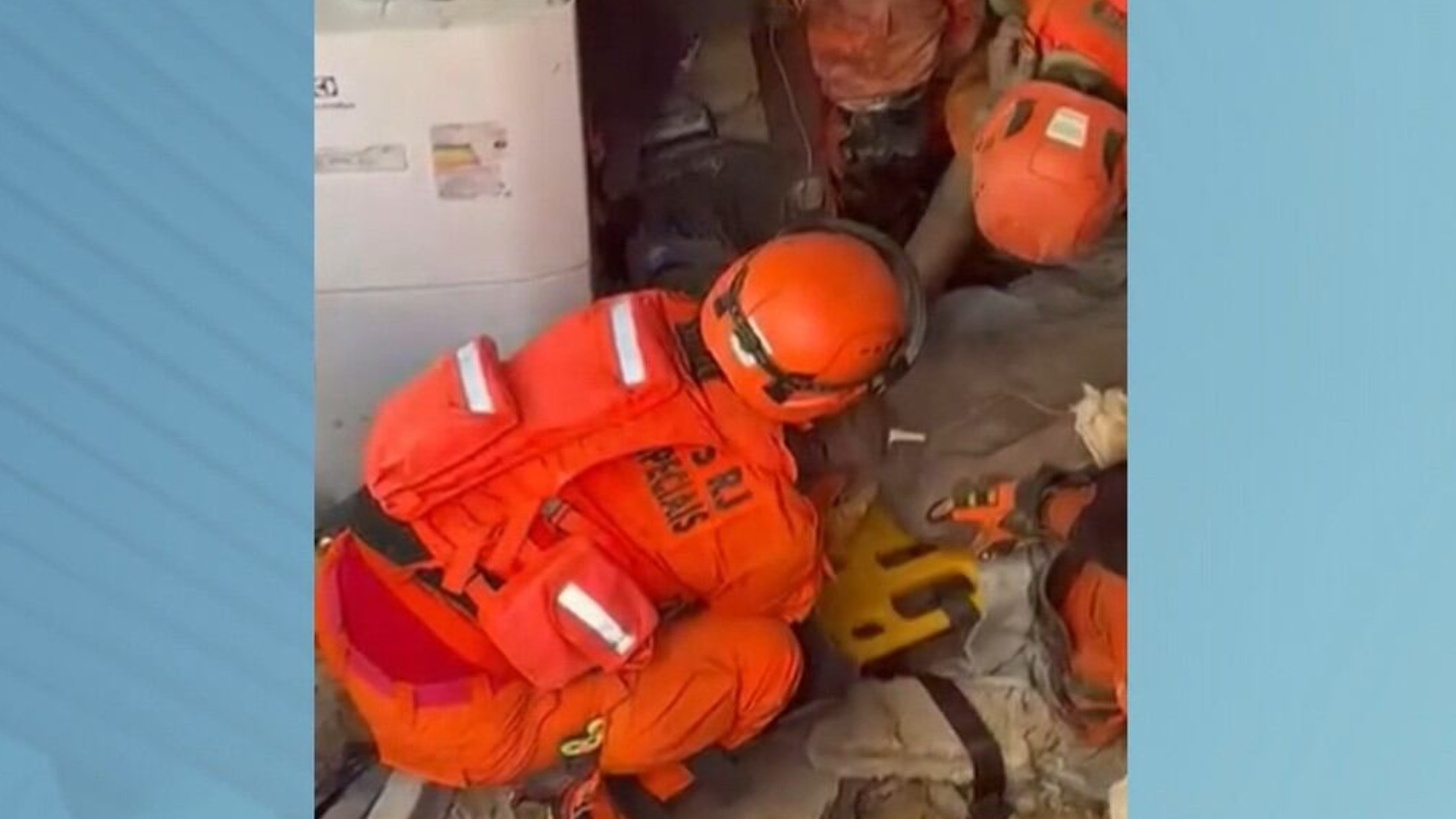 Jovem é resgatado após cinco horas sob escombros em desabamento no Rio