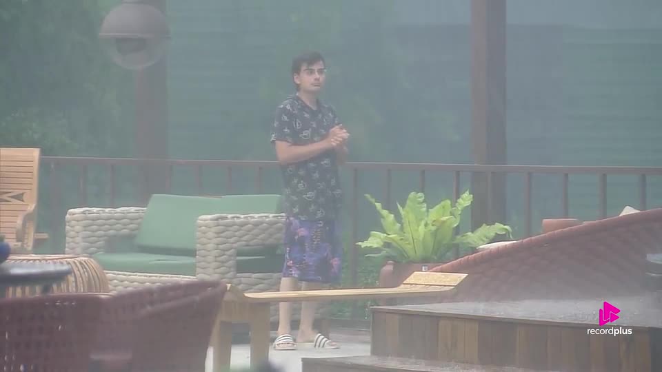 Dudu aprecia temporal que caiu em Itapecerica: 'Nunca vi chuva tão boa' | A Fazenda 17