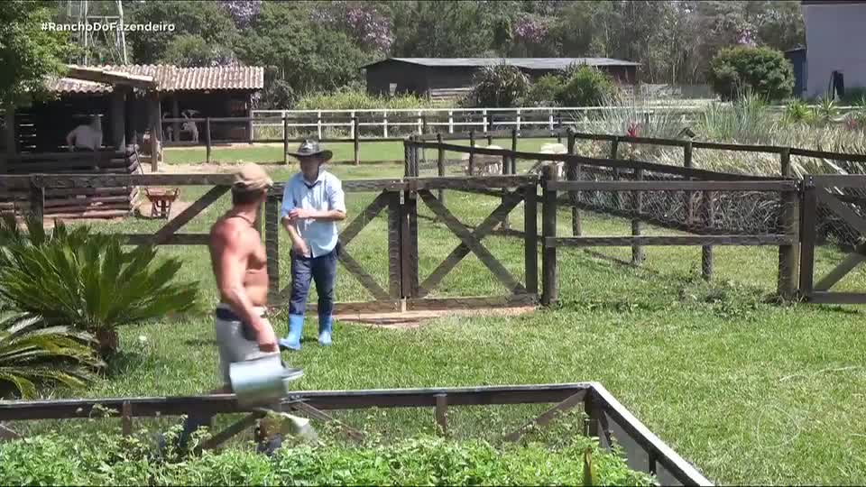 Mesquita pede ajuda de Dudu no trato das plantas e irrita Saory | A Fazenda 17