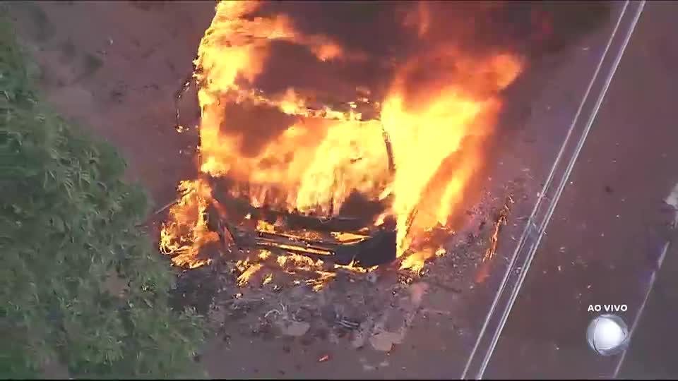 Ônibus pega fogo e fica destruído na zona leste de São Paulo