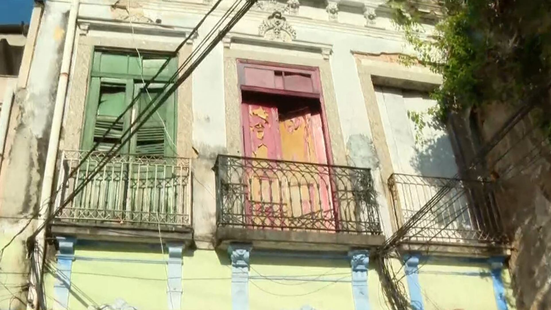 Desabamento de parte interna de sobrado deixa 16 feridos no Catete, zona sul do Rio