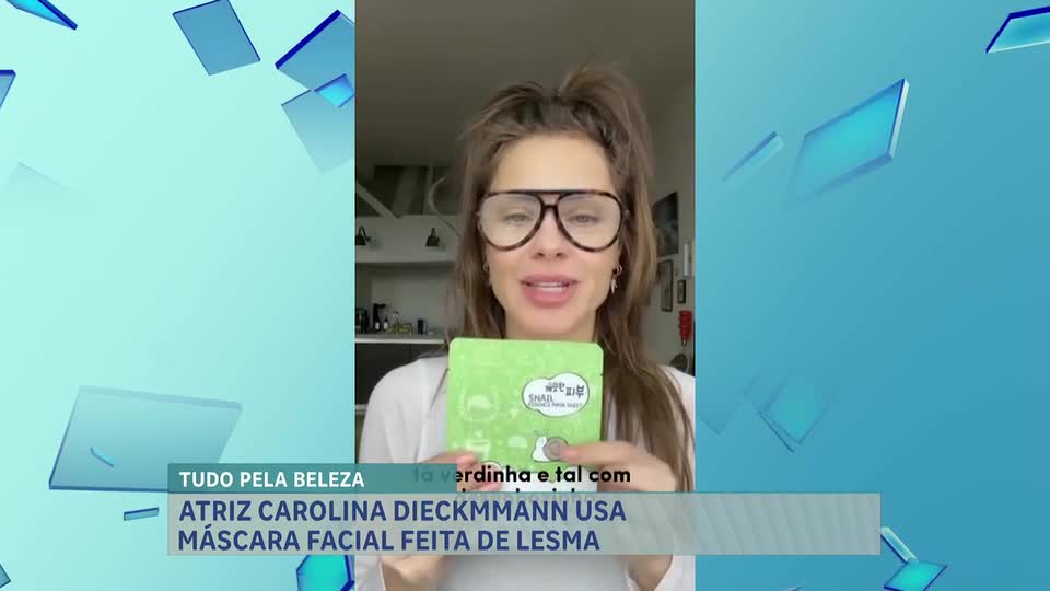 A Hora da Venenosa: atriz Carolina Dieckmmann usa máscara facial feita de lesma