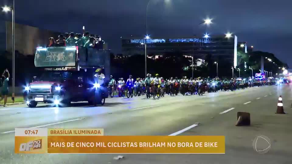 Edição noturna do Bora de Bike reúne 5 mil ciclistas e transforma Brasília em desfile de luzes