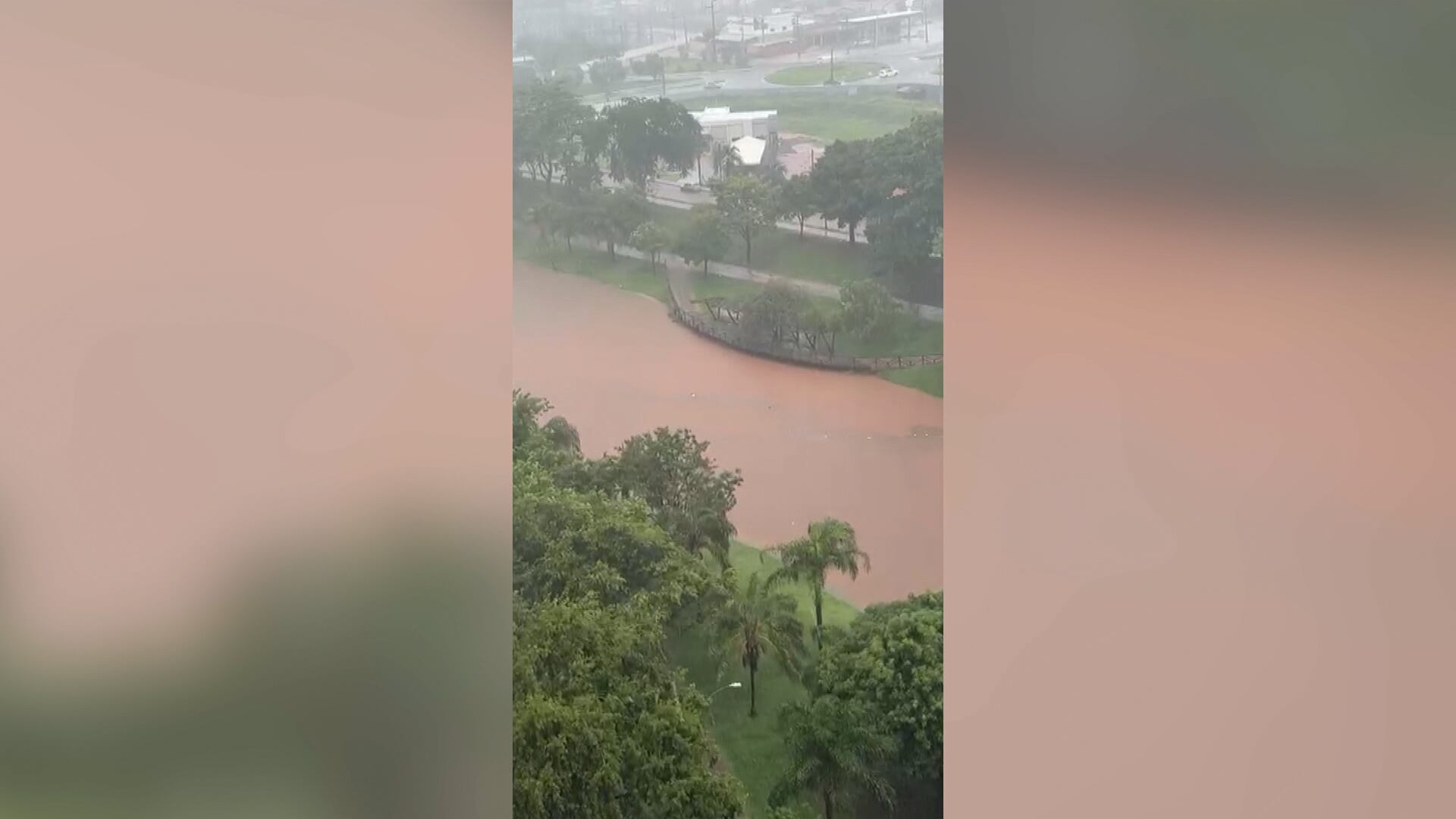 Bombeiros usam técnica de rapel para resgatar motorista