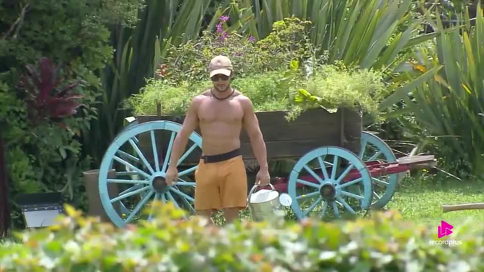 Carol Lekker e Luiz Mesquita discutem sobre cuidados com a horta | A Fazenda 17