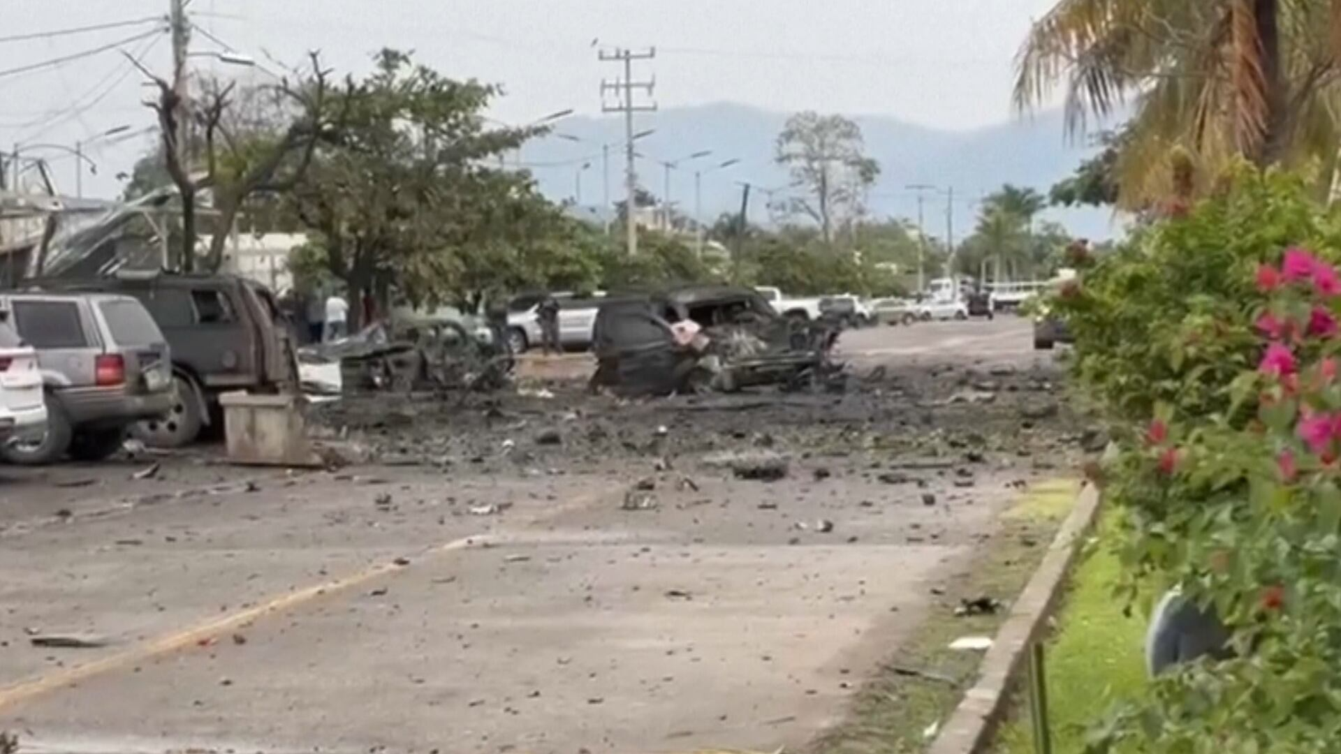 Carro explode em frente a delegacia e deixa cinco mortos