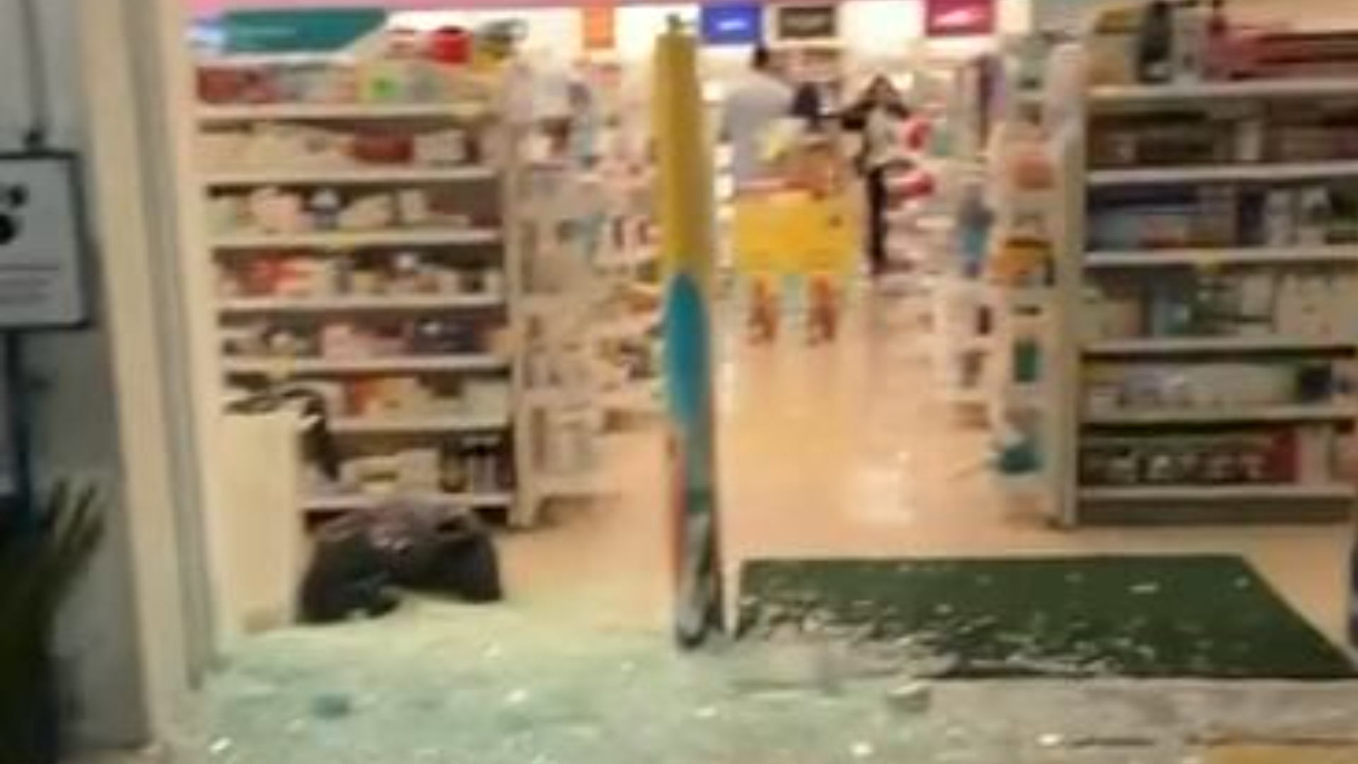 Assalto com reféns provoca pânico e tiroteio em farmácia na Barra Olímpica, RJ