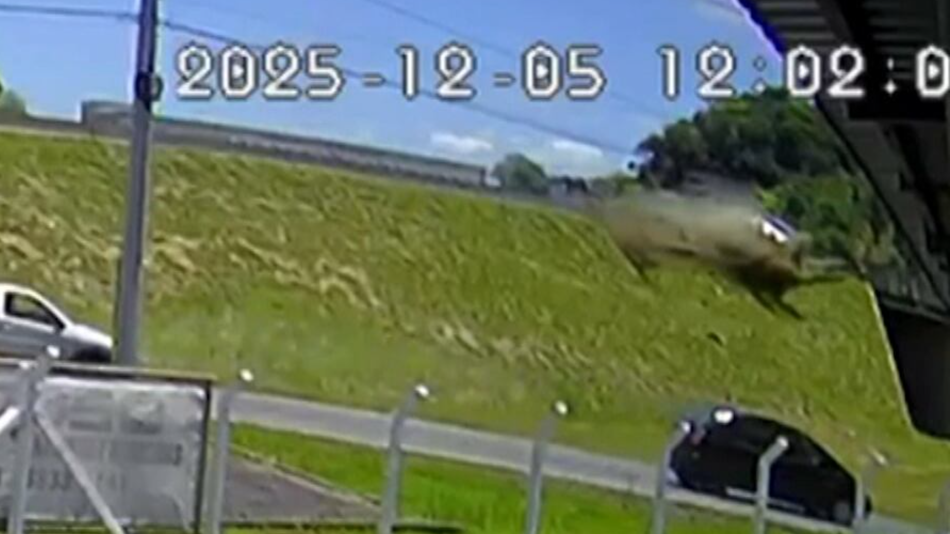 Carro despenca de cima de viaduto em Blumenau (SC)