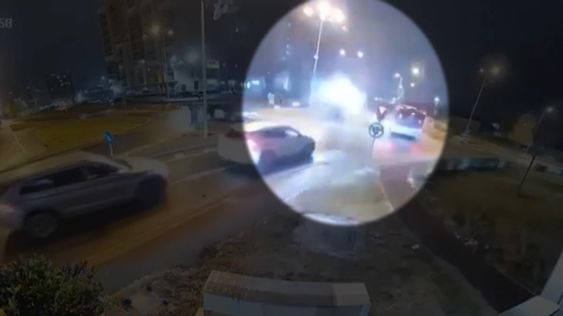 Carro 'voa' e passa por cima de outros veículos na Romênia