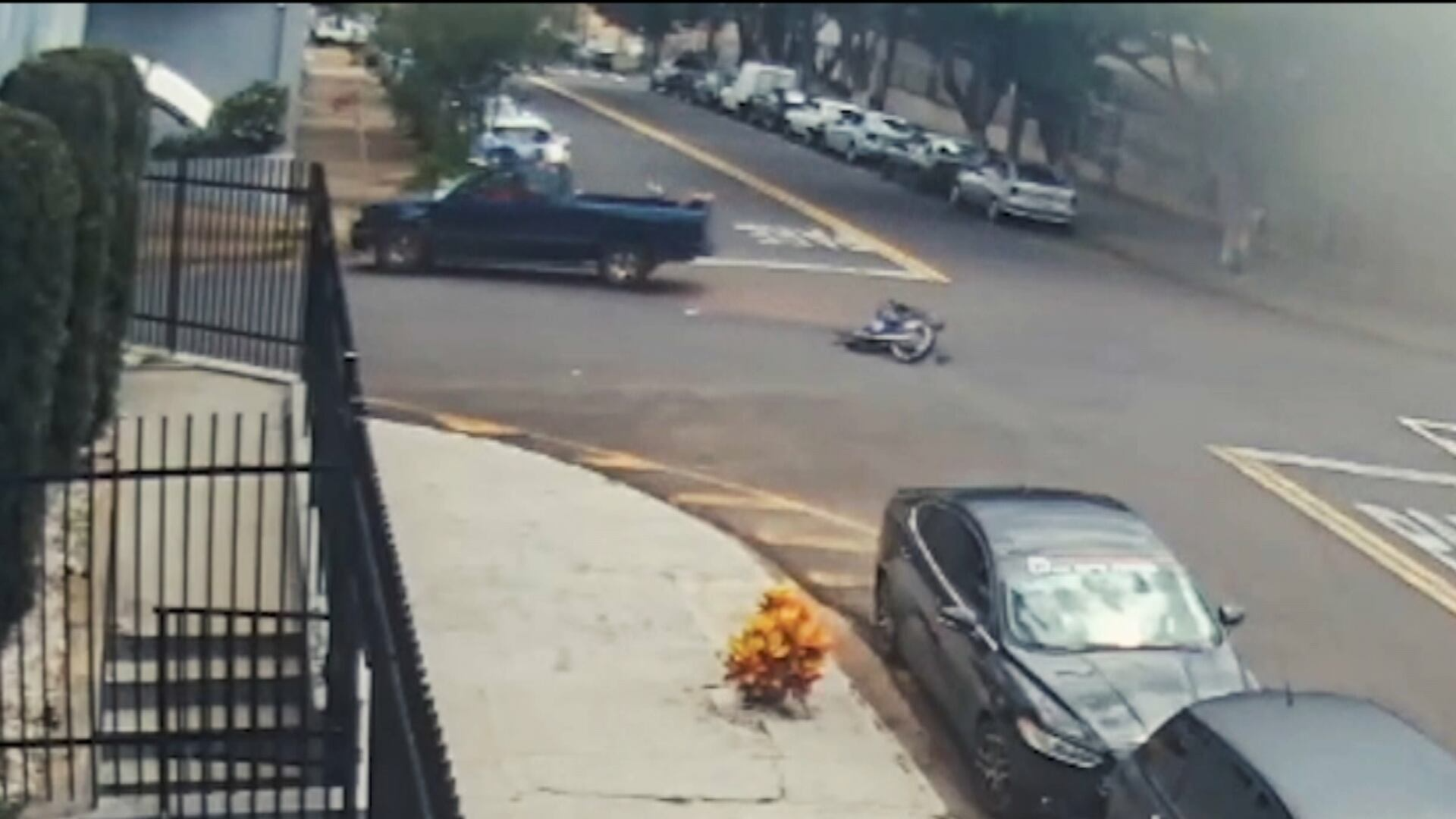 Motociclista não respeita sinalização e atinge carro