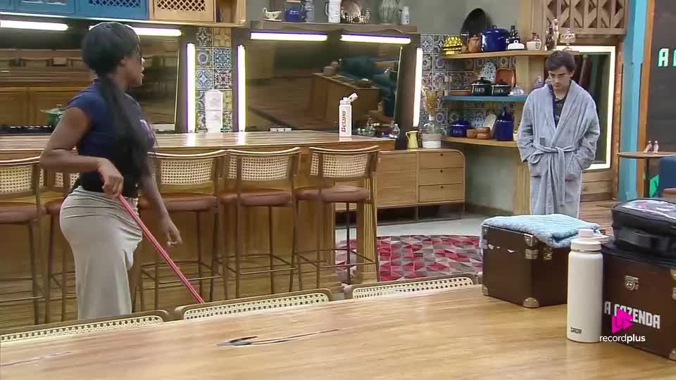 Dudu elogia limpeza da Sede feita por Carol: 'A Galisteu poderia vir aqui hoje' | A Fazenda 17