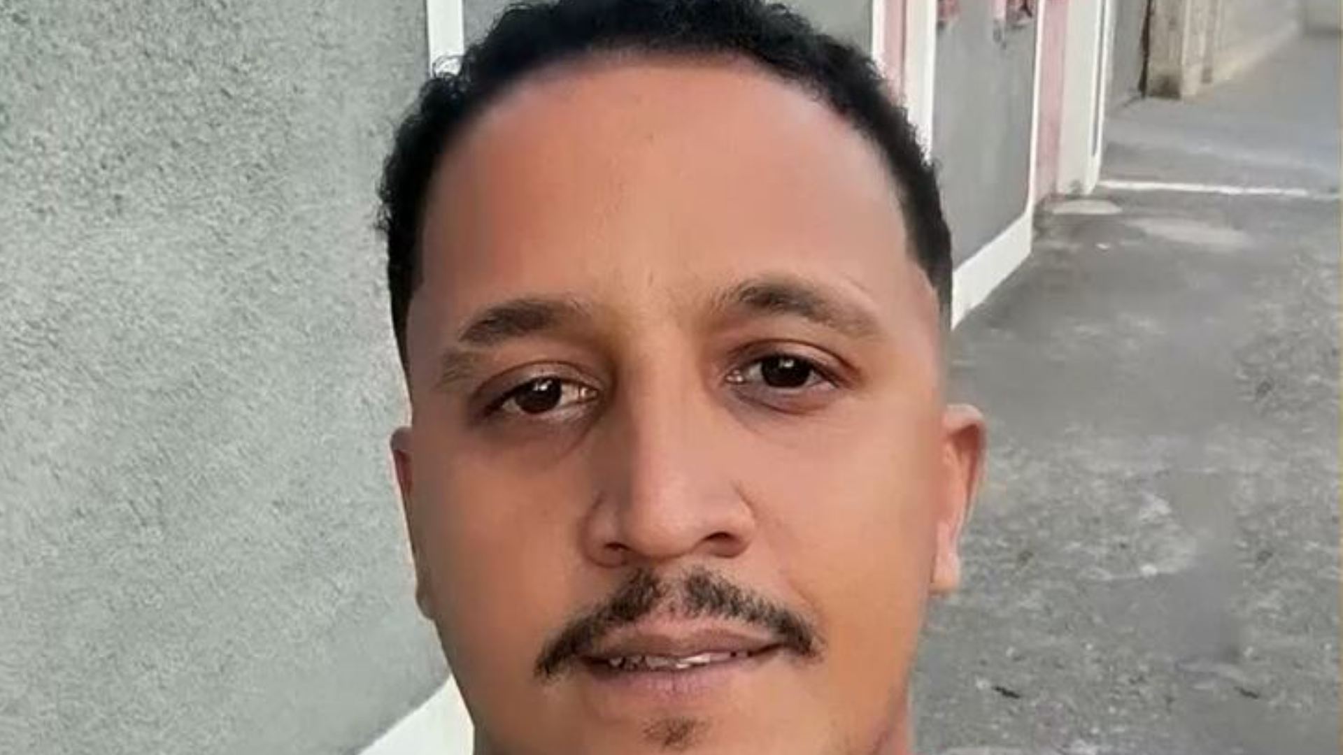 Homem é assassinado a facadas pelo tio durante churrasco de família em Nova Iguaçu (RJ)