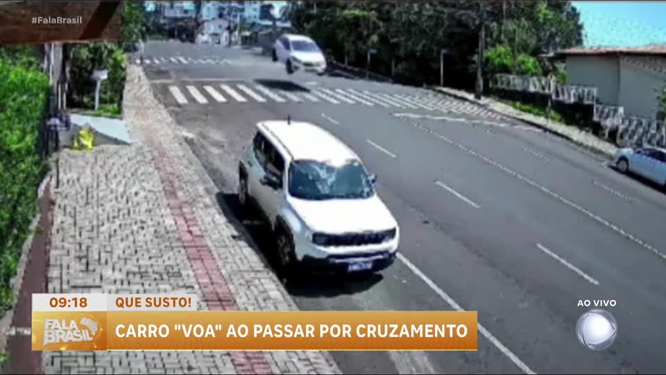 Vídeo: carro 'voa' em cruzamento e surpreende motoristas