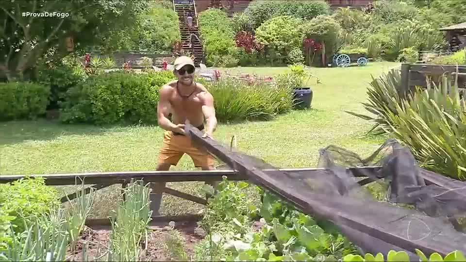 Carol provoca Mesquita: 'Não gosta de trabalhar' | A Fazenda 17