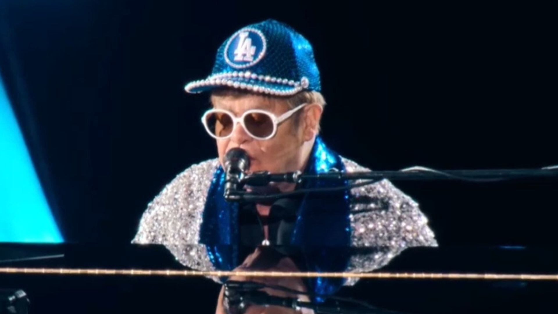 Elton John causa polêmica com fogão sujo em mansão de R$ 25 milhões