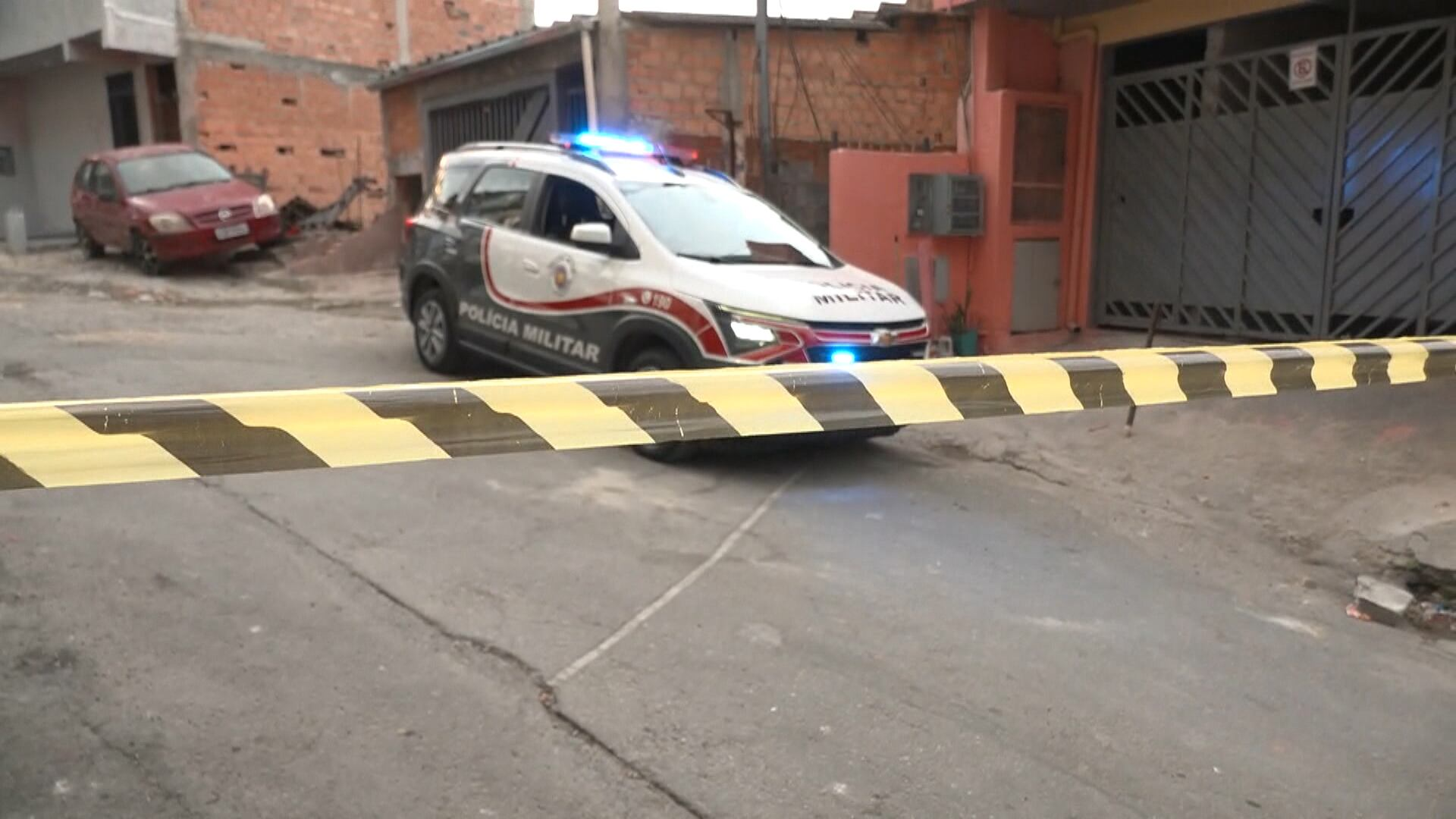 Três policiais ficam em estado grave depois de explosão