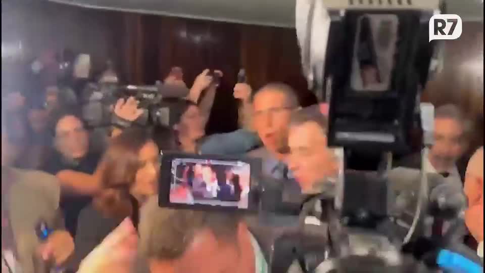 Policial legislativo empurra jornalistas após confusão com deputado Glauber Braga