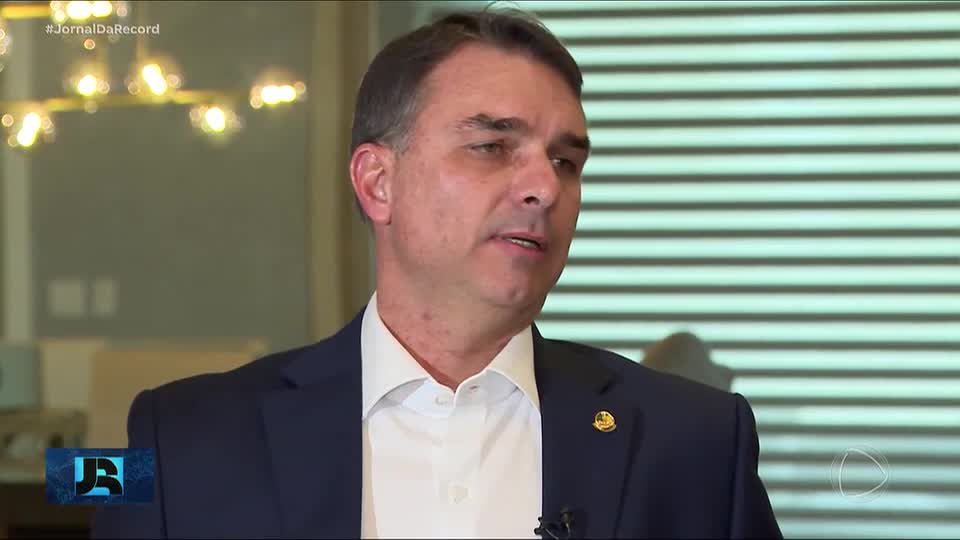 Flávio Bolsonaro se reúne com lideranças em busca de apoio para pré-candidatura à presidência