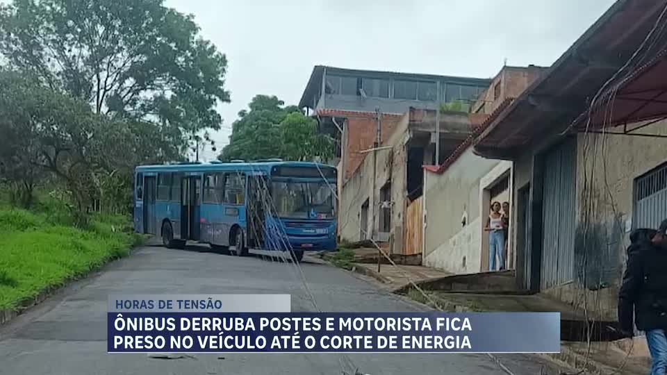 Motorista de ônibus fica preso por cinco horas após acidente com postes em BH
