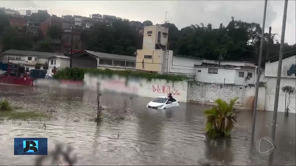 Temporal causa transtornos à população em São Paulo