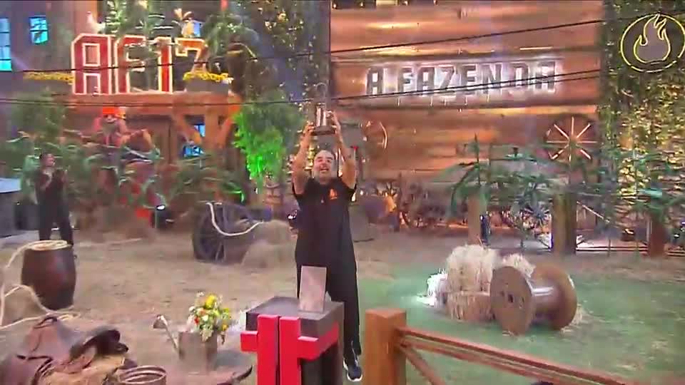 Fabiano vence Prova de Fogo e conquista o último Lampião do Poder de A Fazenda 17