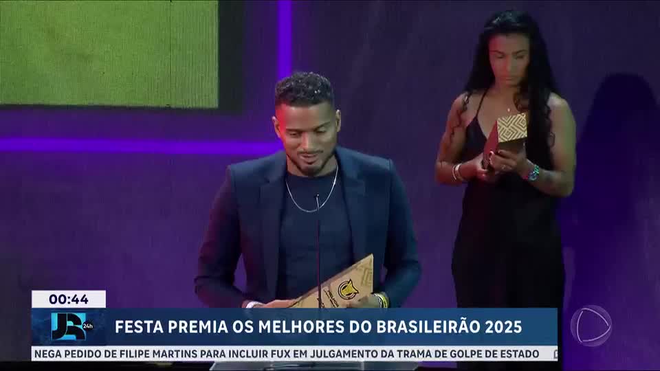 Destaques do Brasileirão 2025 são premiados em evento