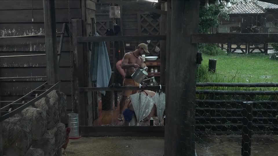 Mesquita usa regador para lavar o cabelo de Duda na Baia | A Fazenda 17