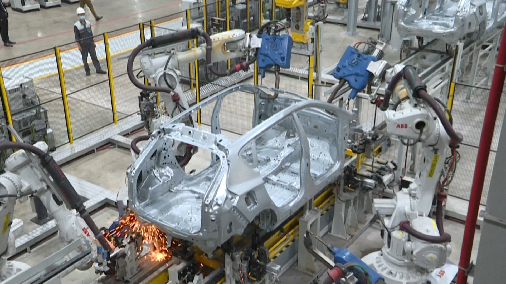 Governo avalia aumentar tarifas para carros e aço em 2026