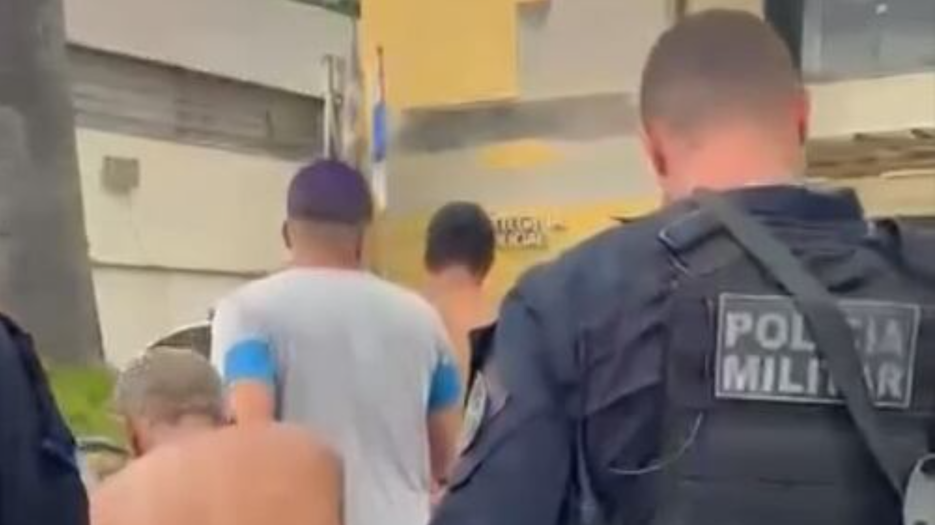 PM prende traficantes e apreende fuzil e drogas em comunidade na Ilha do Governador, no Rio