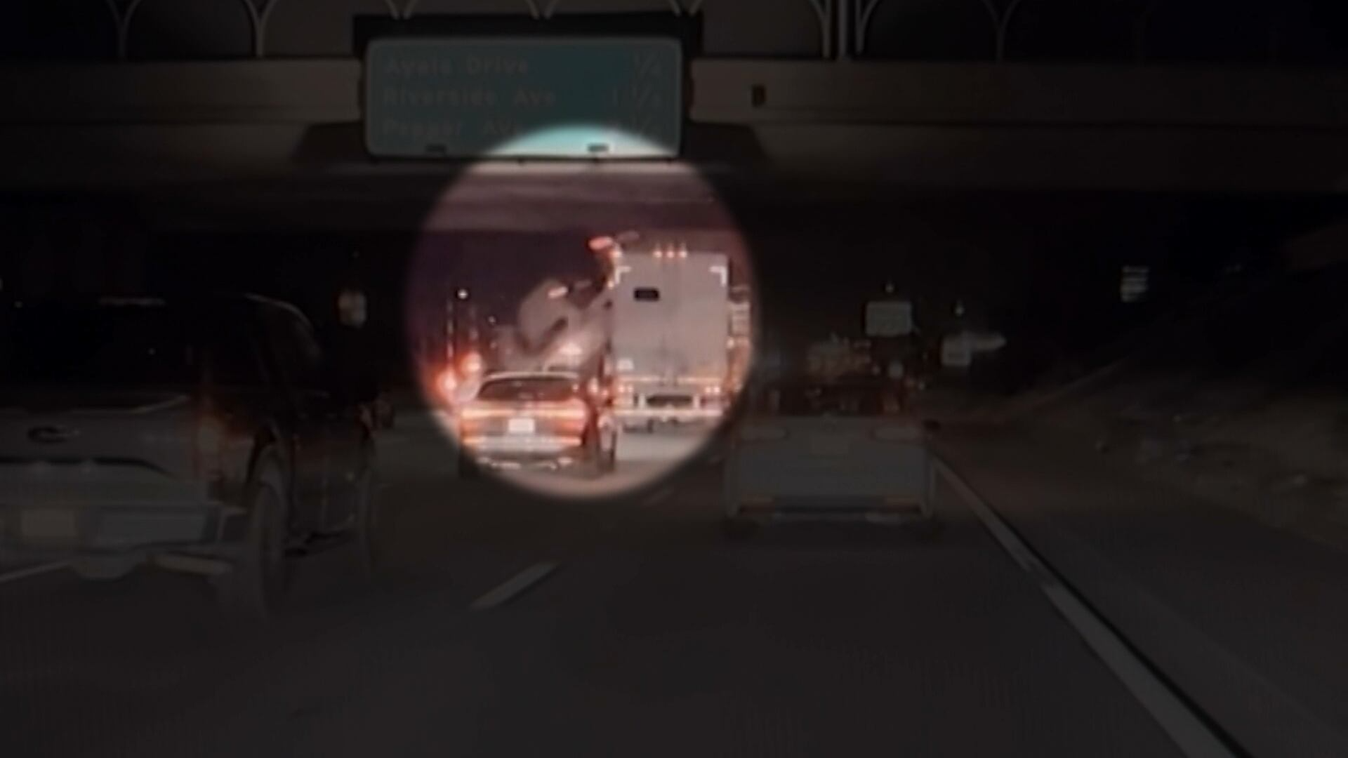 Vídeo: caminhonete cai de viaduto e atinge carro em rodovia na Califórnia