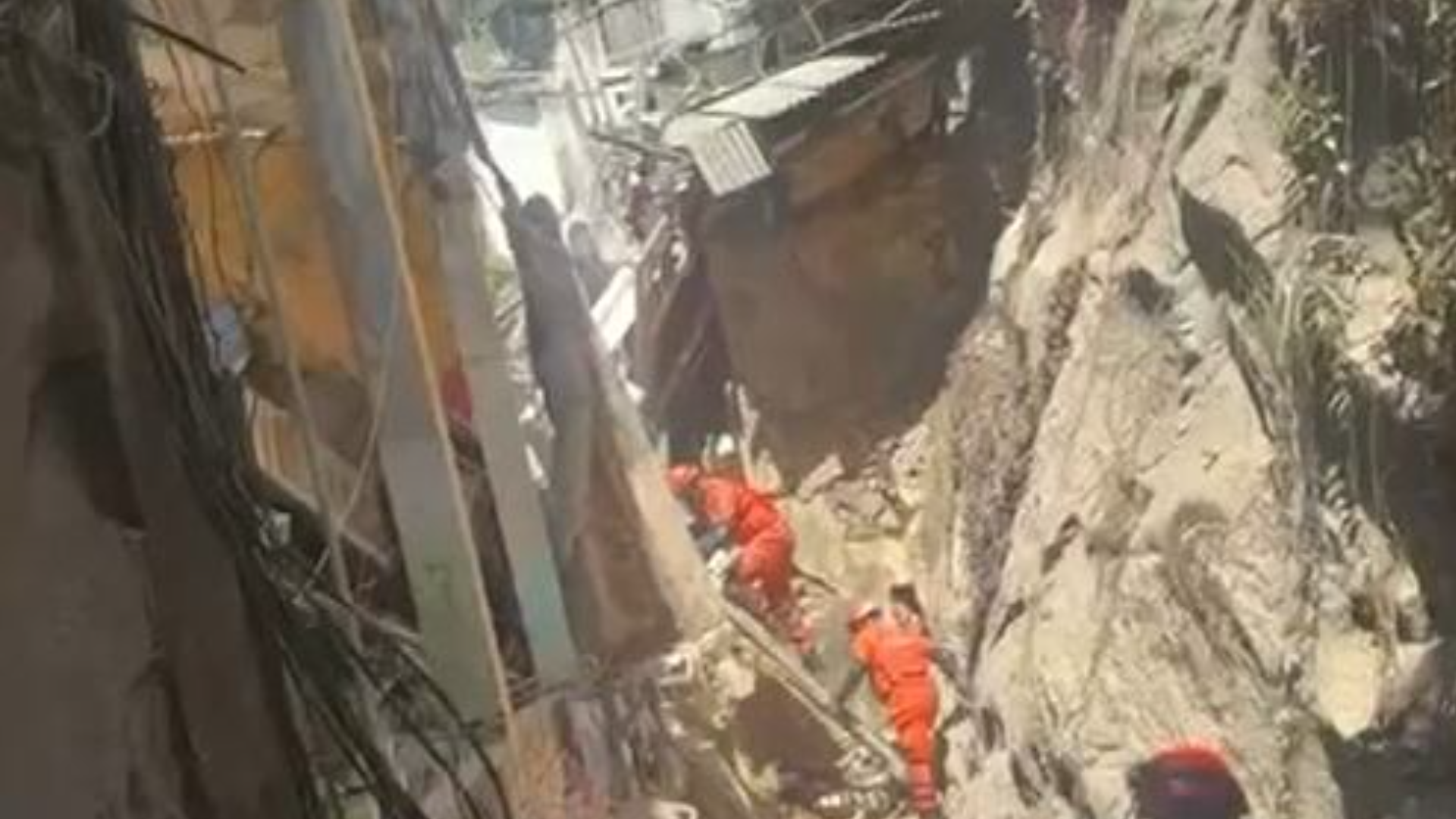 Sobrado é interditado para demolição após parte interna desabar e deixar 17 pessoas feridas no Rio