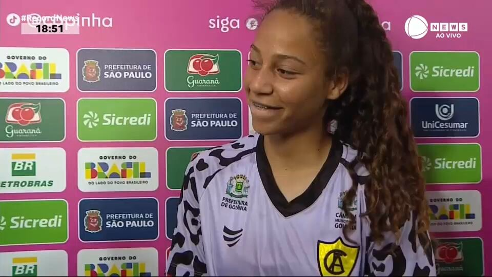 Goleira de 15 anos vence a timidez para dar entrevista após defender pênalti do Corinthians