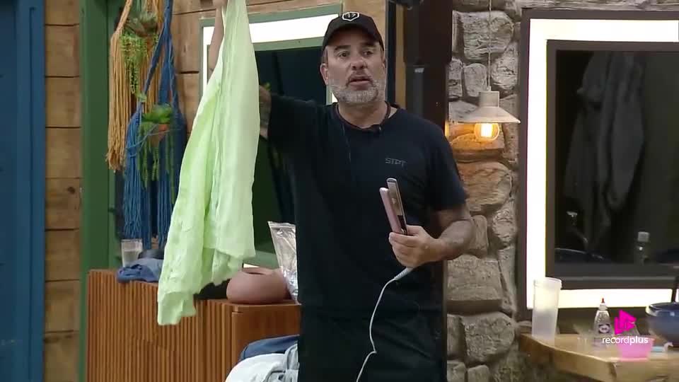 Fabiano surpreende e inova na forma de passar sua roupa | A Fazenda 17