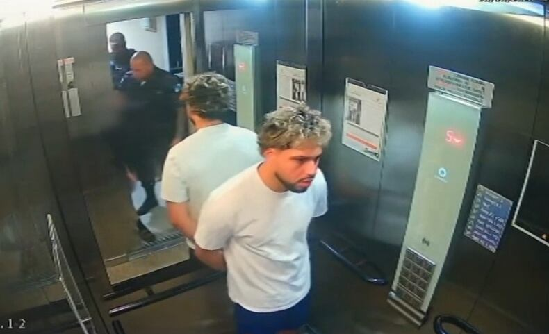 Americano flagrado espancando a namorada está solto após passar por audiência