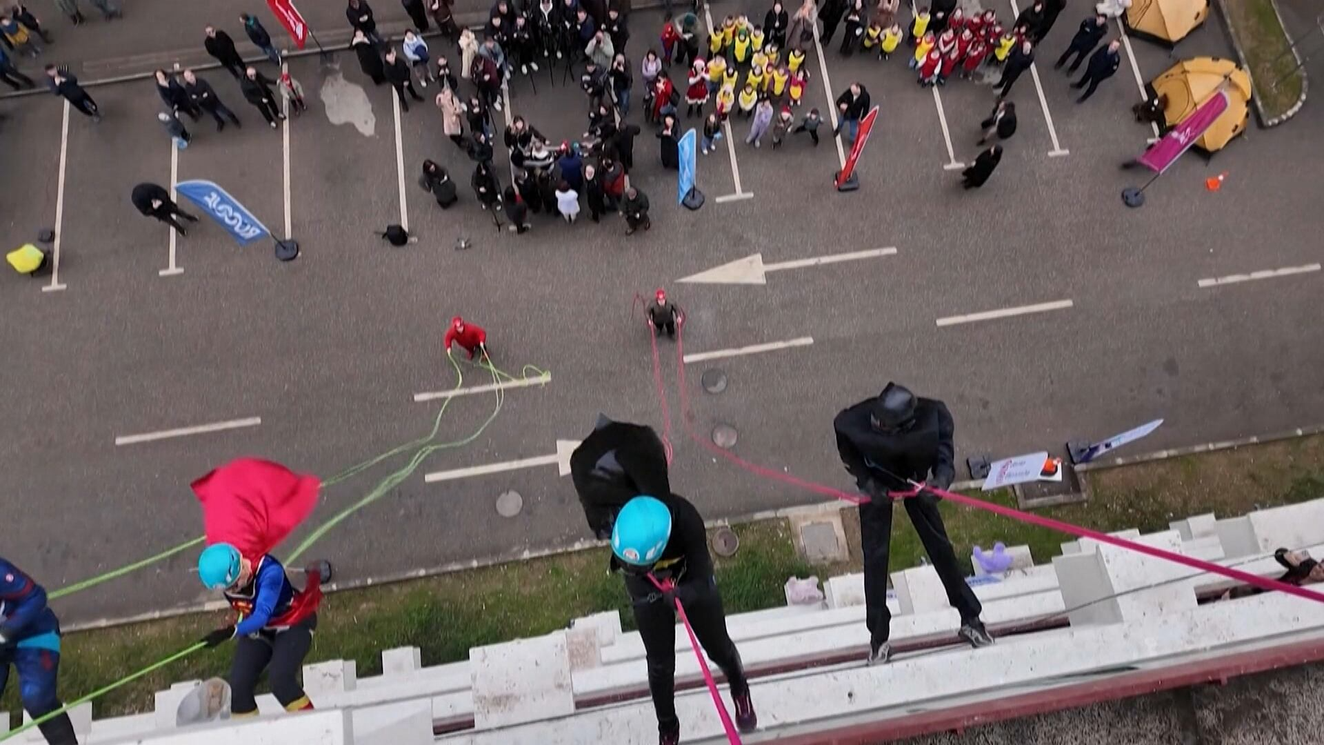 Alpinistas se fantasiam e alegram crianças em hospital