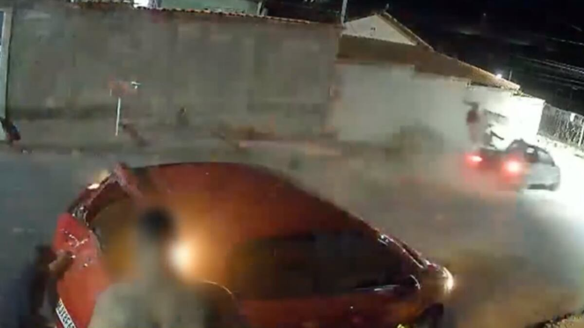 Motorista tenta atropelar homem, bate carro e arremessa amigos da carroceria na Grande BH