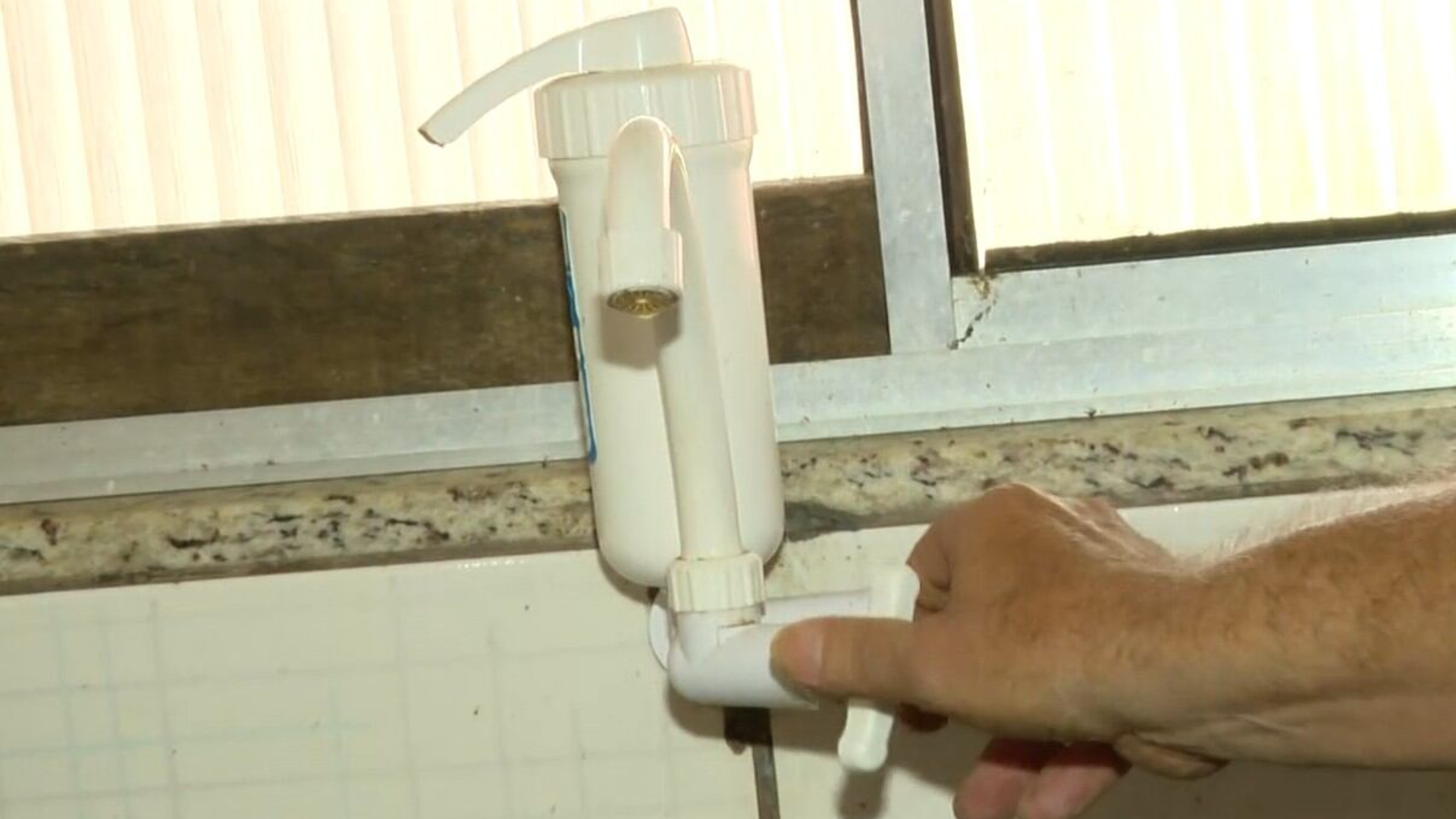 Moradores sofrem com falta d'água há mais de 10 dias em Sepetiba, na zona oeste do Rio