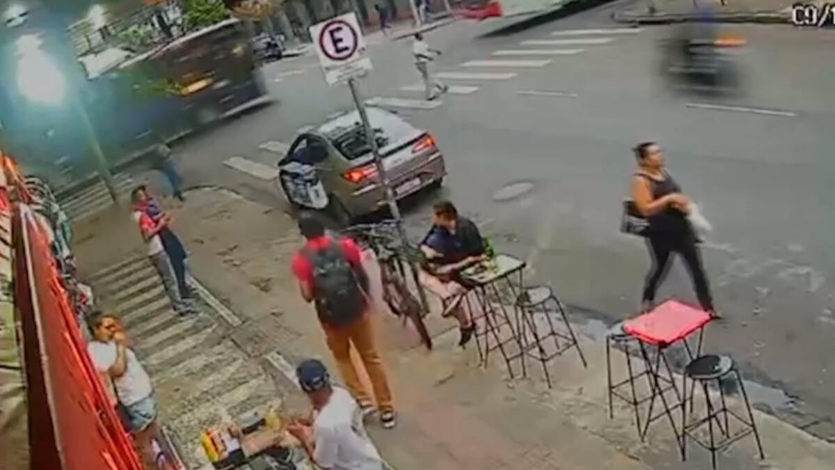 Motociclista faz manobra arriscada, quase atinge pedestre e morre ao bater em ônibus em BH