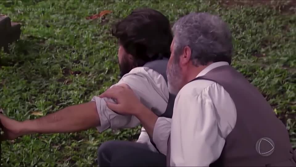 Raimundo e Martinho observam Isaura de longe | A Escrava Isaura