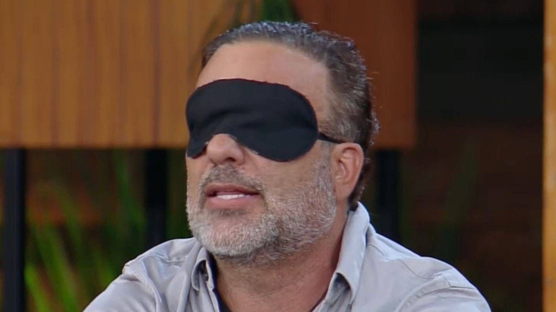 Do sofá para o deck: Fabiano Moraes causa ao ficar vendado durante a Formação da Roça