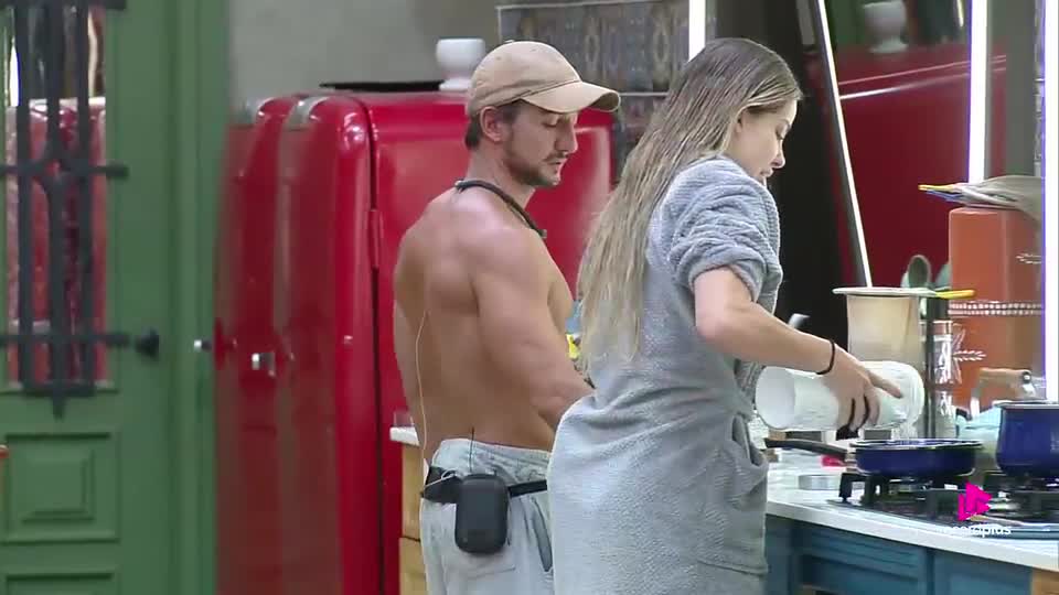 Saory suspeita que Mesquita comeu ovos escondidos e adverte atleta: 'Vai ter treta' | A Fazenda 17