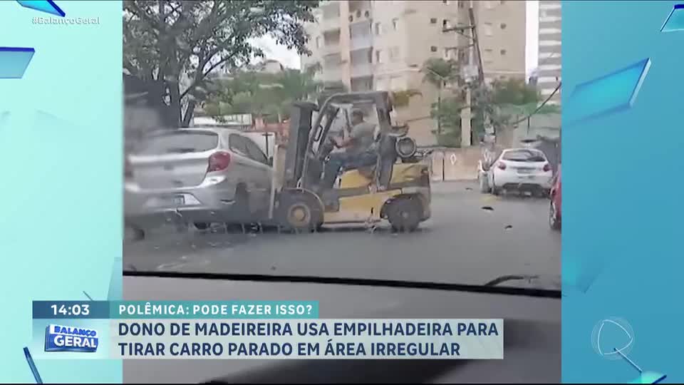 Dono de uma madeireira usa empilhadeira para remover carro de vaga irregular em Diadema (SP)