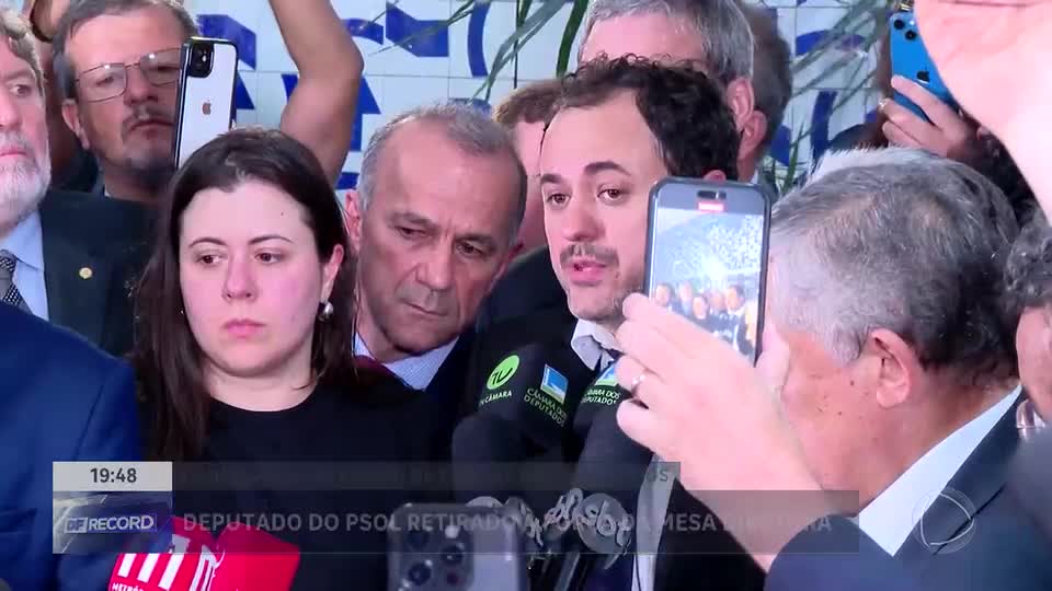 Deputado Glauber Braga é removido à força durante protesto na Câmara Deputados