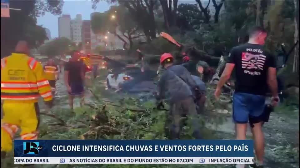 Ciclone provoca ventos fortes e chuvas no Rio Grande do Sul, Santa Catarina e São Paulo