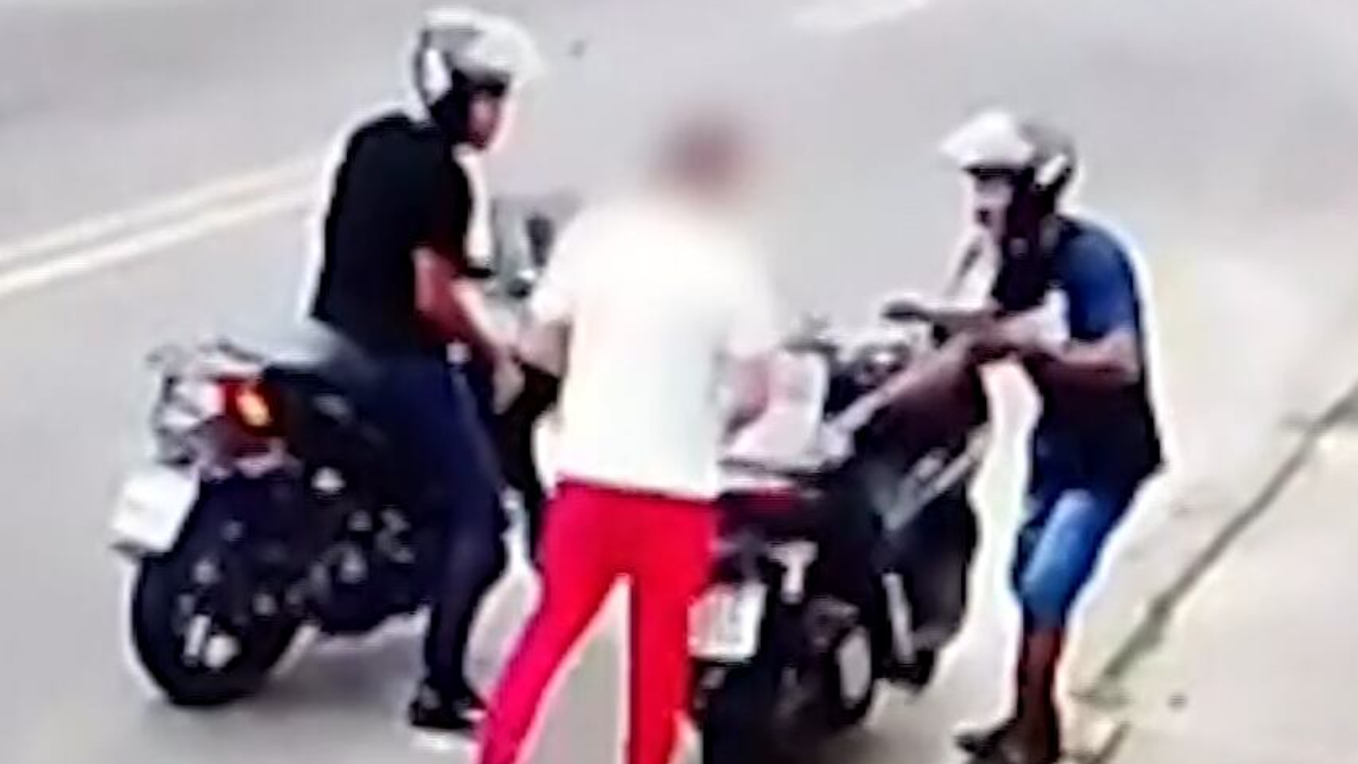 VÍDEO: Criminosos roubam moto de comerciante em Olaria, zona norte do Rio
