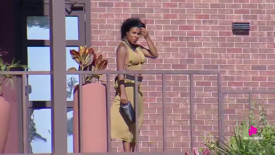 Carol surge com cabelo curto e liso: 'Parecendo a Tina Turner' | A Fazenda 17